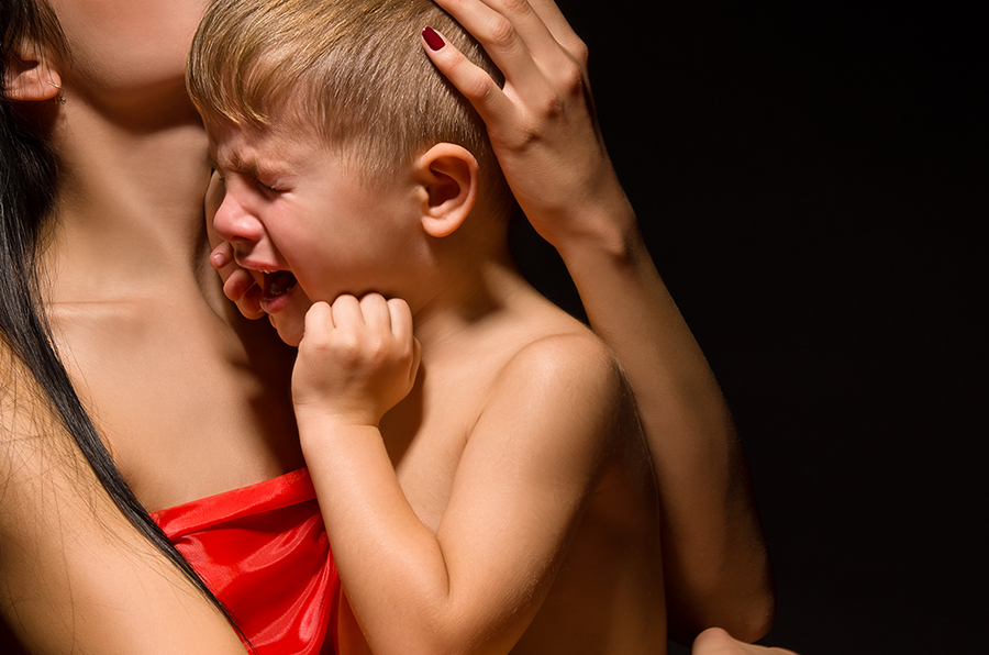 mãe acalmando criança