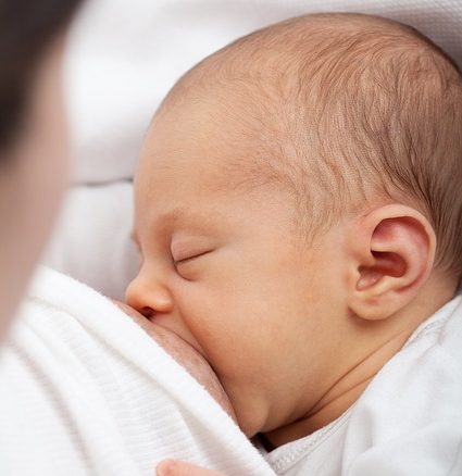 mamar peito bebe mae e filho recem nascido