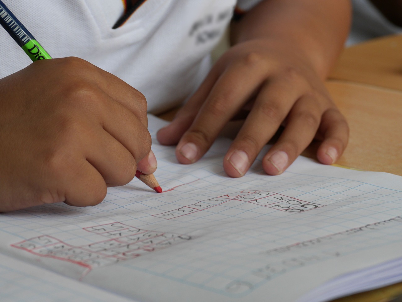 criança estudando