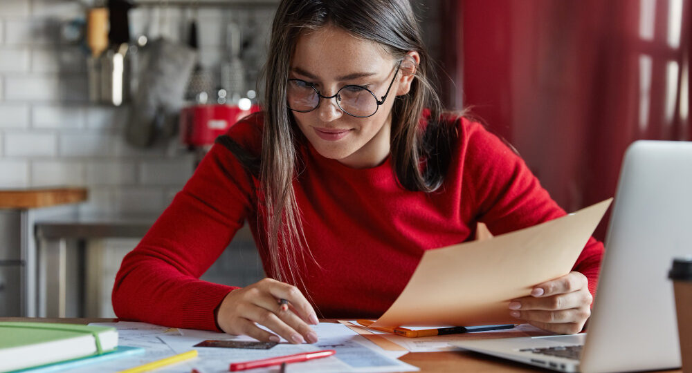 psicopedagoga estudando para desenvolvimento profissional