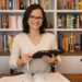 Mulher com um ipad e estante de livros