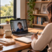 Psicopedagoga em seu espaço de trabalho em casa, de frente para uma janela, com notebook, webcam e microfone de mesa, atendendo online
